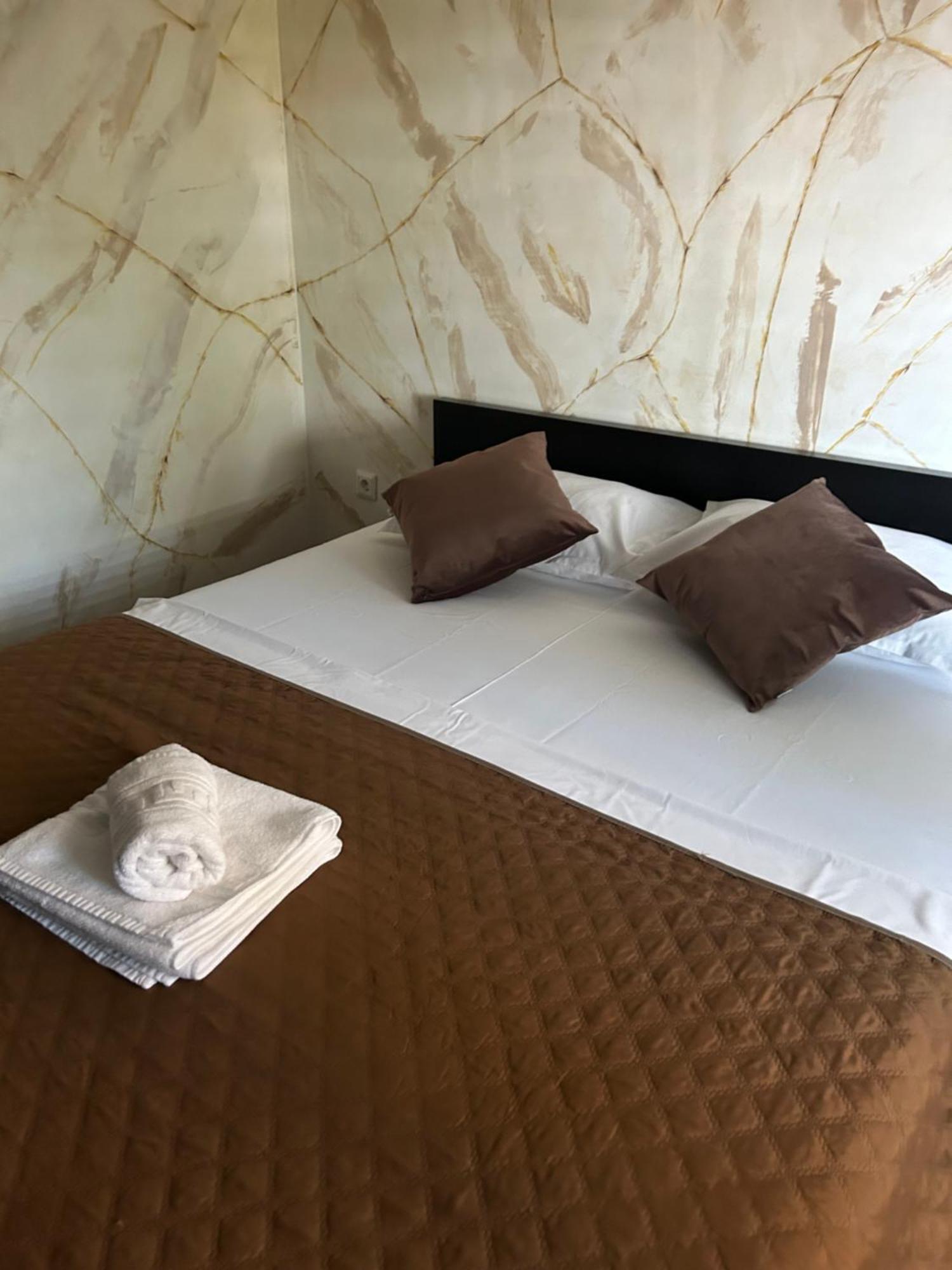 Guest House ทาร์กู จิอู ภายนอก รูปภาพ
