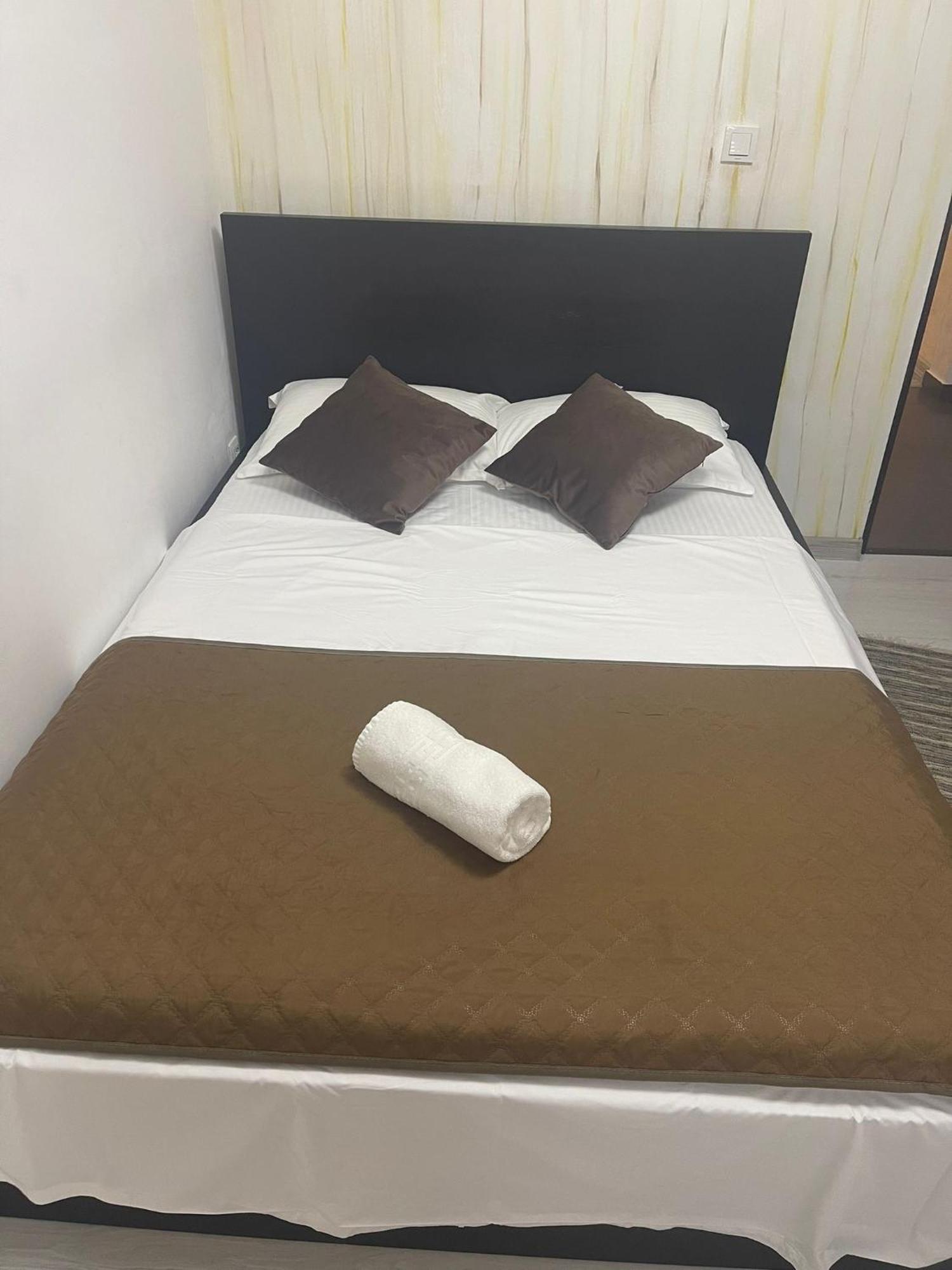 Guest House ทาร์กู จิอู ภายนอก รูปภาพ